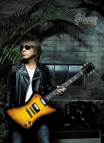 「TAK MATSUMOTO FIREBIRD」を構える松本孝弘。