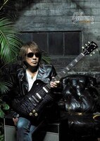 「TAK MATSUMOTO FIREBIRD」を構える松本孝弘。
