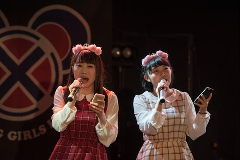 左から仲野珠梨、美月柚香。