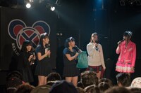 左からテンテンコ、仲野珠梨、美月柚香、MIRI、小池杏奈。
