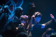 BELLRING少女ハートによるライブの様子。