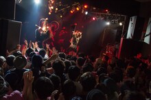 BELLRING少女ハートによるライブの様子。