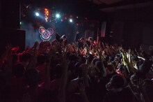 BELLRING少女ハートによるライブの様子。