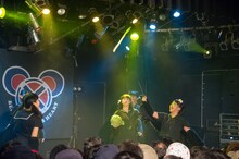 BELLRING少女ハートによるライブの様子。