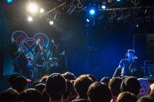 BELLRING少女ハートによるライブの様子。