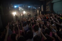 BELLRING少女ハートによるライブの様子。