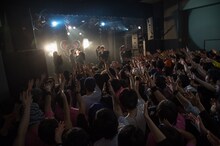 BELLRING少女ハートによるライブの様子。