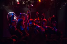 BELLRING少女ハートによるライブの様子。