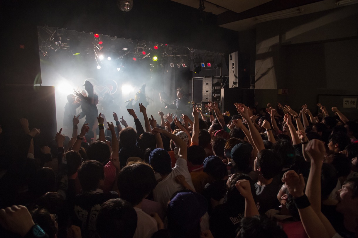 BELLRING少女ハートによるライブの様子。