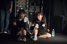 左から宇佐美萌、カイ。