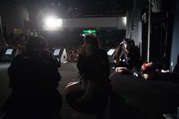 スライドショーを観て泣き出すメンバーたち。