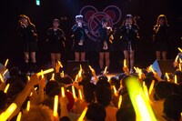 「Cherry」歌唱の様子。