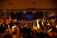 「Cherry」歌唱の様子。