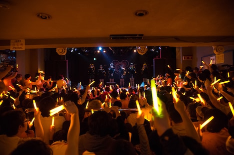 「Cherry」歌唱の様子。