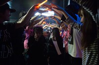 ファンが作ったアーチを通るメンバーたち。