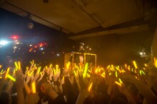 神輿に乗りながら「the Edge of Goodbye」を歌う仲野珠梨、美月柚香。