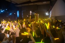 神輿に乗りながら「the Edge of Goodbye」を歌う仲野珠梨、美月柚香。