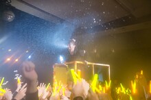 神輿から水を吹く仲野珠梨。