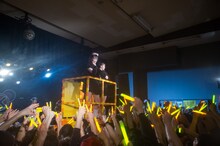 神輿に乗りながら「the Edge of Goodbye」を歌う仲野珠梨、美月柚香。