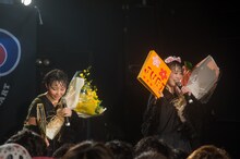 花束と記念アルバムを受け取る美月柚香、仲野珠梨。