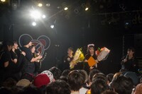 事務所代表の田中紘冶による卒業証書授与の様子。