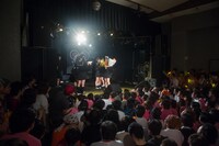 事務所代表の田中紘冶による卒業証書授与の様子。