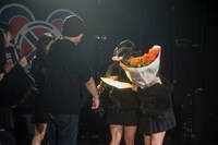 事務所代表の田中紘冶による卒業証書授与の様子。