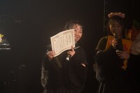 卒業証書を見せる美月柚香。