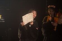 卒業証書を見せる美月柚香。