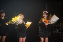 最後の言葉を述べる美月柚香、仲野珠梨。