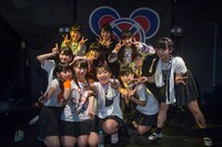 終演後の記念撮影の様子。