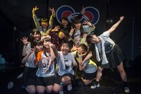 終演後の記念撮影の様子。