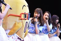 しゃべらないナナナの声を聞き取ることができる新井ひとみ（中央）。