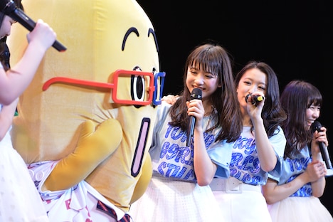 しゃべらないナナナの声を聞き取ることができる新井ひとみ（中央）。