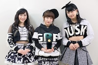 7冠を達成したAKB48。左から渡辺麻友、高橋みなみ、小嶋真子。