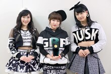 7冠を達成したAKB48。左から渡辺麻友、高橋みなみ、小嶋真子。