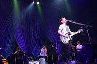 「AKIHIDE Special Live 月と星のキャラバン ～旅の終わり、そして始まり」のライブの様子。