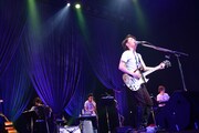 「AKIHIDE Special Live 月と星のキャラバン ~旅の終わり、そして始まり」のライブの様子。