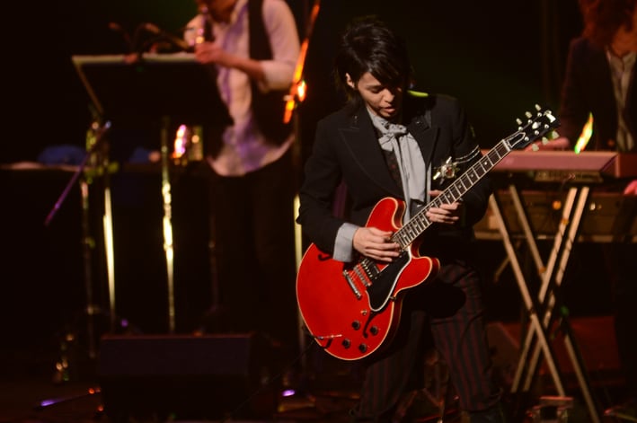 AKIHIDE「月と星のキャラバン」の世界観彩ったソロ初ホール公演