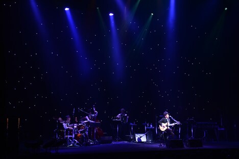 「AKIHIDE Special Live 月と星のキャラバン ~旅の終わり、そして始まり」のライブの様子。