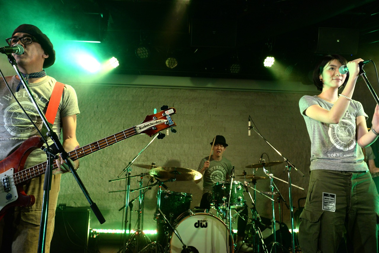 写真は2月に行われた初ライブ「TWEEDEES Premium Show」の様子。