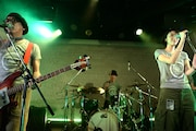 写真は2月に行われた初ライブ「TWEEDEES Premium Show」の様子。