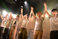 手をつないで挨拶するTWEEDEESとサポートメンバー。