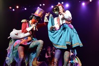 スカートをめくるもも（左）。