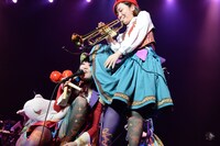 スカートの中に潜り込むもも。