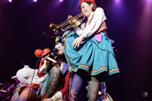 スカートの中に潜り込むもも。