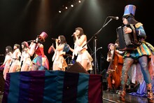 東京女子流とチャラン・ポ・ランタンによる「ザ・対バン Vol.3」コラボレーションの様子。