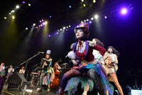 東京女子流の中江友梨と庄司芽生を従えて即興で踊るもも。