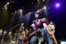 東京女子流の中江友梨と庄司芽生を従えて即興で踊るもも。