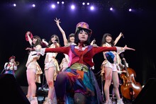 東京女子流とチャラン・ポ・ランタンによる「ザ・対バン Vol.3」コラボレーションの様子。